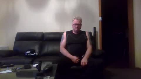 gimmmieoooo online show from April 19, 2026, 8:02 am