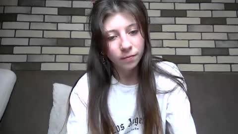 girl_cute007 online show from May 13, 2026, 6:05 pm