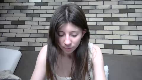 girl_cute007 online show from May 18, 2026, 6:58 pm