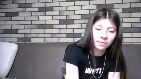 girl_cute007 online show from May 27, 2026, 2:30 am
