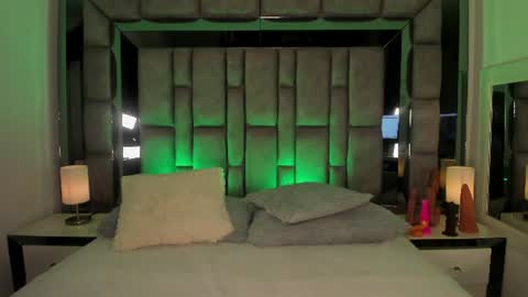 GIRL GRAY online show from July 28, 2026, 7:39 pm