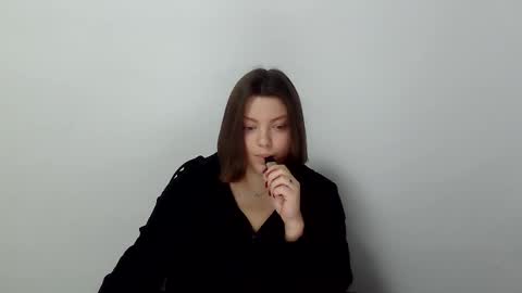 Snapshot of girl_leya chatting on November 26, 2025, 8:43 pm girl_leya online show from November 26, 2025, 8:43 pm