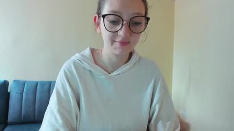 Snapshot of girlsativa chatting on January 4, 2025, 4:00 pm Maze Thumbs up online show from January 4, 2025, 4:00 pm