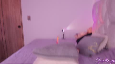 Instagram gisellee  22  online show from February 13, 2025, 6:59 pm