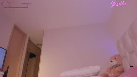 Snapshot of gisellee__ chatting on June 2, 2026, 3:47 pm online show from June 2, 2026, 3:47 pm