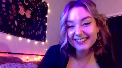 Snapshot of givemesweetdreams chatting on December 13, 2024, 2:43 am givemesweetdreams online show from December 13, 2024, 2:43 am