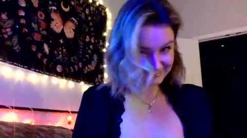 Snapshot of givemesweetdreams chatting on December 27, 2024, 1:53 am givemesweetdreams online show from December 27, 2024, 1:53 am