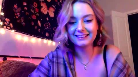 Snapshot of givemesweetdreams chatting on January 24, 2025, 3:22 am givemesweetdreams online show from January 24, 2025, 3:22 am