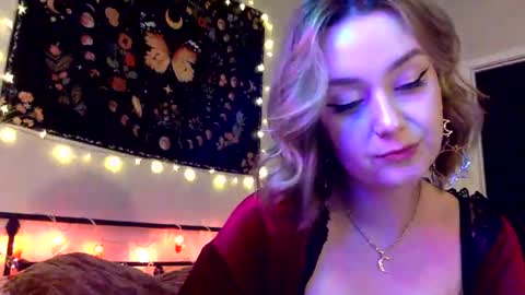 Snapshot of givemesweetdreams chatting on February 19, 2025, 1:08 am givemesweetdreams online show from February 19, 2025, 1:08 am