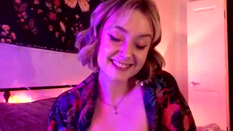 Snapshot of givemesweetdreams chatting on October 21, 2025, 12:44 am givemesweetdreams online show from October 21, 2025, 12:44 am