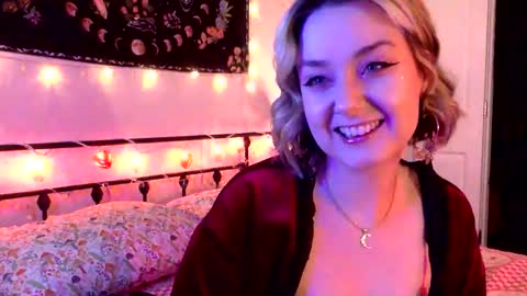 Snapshot of givemesweetdreams chatting on November 12, 2025, 1:28 am givemesweetdreams online show from November 12, 2025, 1:28 am