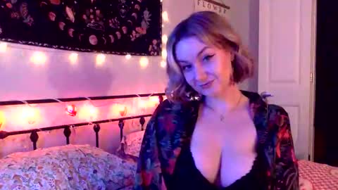 Snapshot of givemesweetdreams chatting on November 15, 2025, 12:30 am givemesweetdreams online show from November 15, 2025, 12:30 am