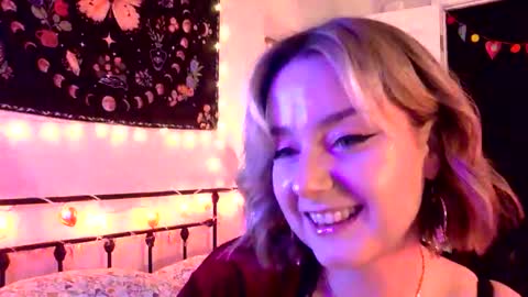 Snapshot of givemesweetdreams chatting on November 21, 2025, 1:15 am givemesweetdreams online show from November 21, 2025, 1:15 am