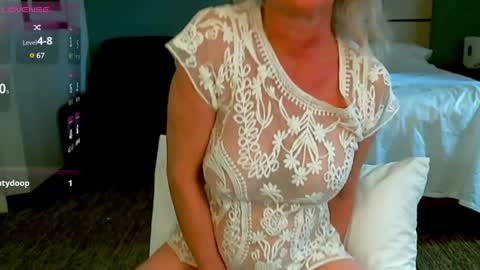 Snapshot of glam_cat chatting on January 21, 2025, 9:36 pm Gwendolyn online show from January 21, 2025, 9:36 pm