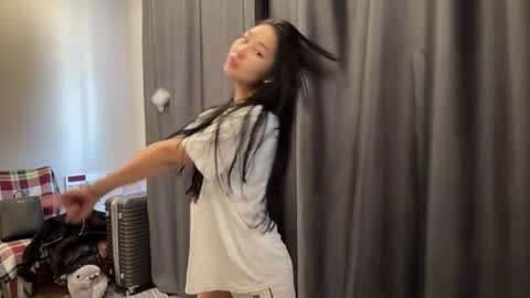 Mia online show from April 6, 2026, 9:43 am