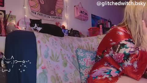 Snapshot of glitchwitch chatting on January 19, 2025, 5:26 am Glitch online show from January 19, 2025, 5:26 am