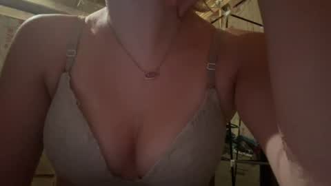 Snapshot of glitterqueen6 chatting on August 9, 2026, 1:18 am glitterqueen6 online show from August 9, 2026, 1:18 am