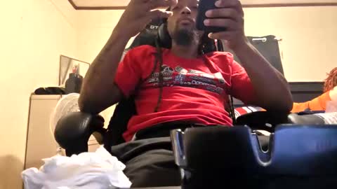 Snapshot of glomightyj chatting on April 19, 2026, 12:11 am glomightyj online show from April 19, 2026, 12:11 am