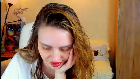 Gloria Wood online show from June 19, 2026, 7:39 pm