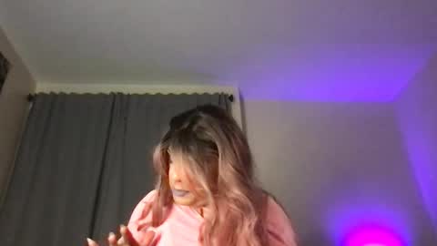 Snapshot of glow92 chatting on November 2, 2025, 2:25 am Glow Goddess online show from November 2, 2025, 2:25 am