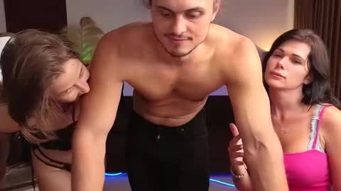   330 UTC2 girls   online show from December 5, 2024, 6:21 am