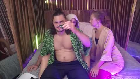   330 UTC2 girls   online show from November 13, 2025, 3:16 am