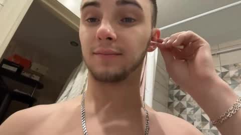 Snapshot of golden_boyyy21 chatting on February 12, 2025, 3:05 pm Golden boyyy21 online show from February 12, 2025, 3:05 pm