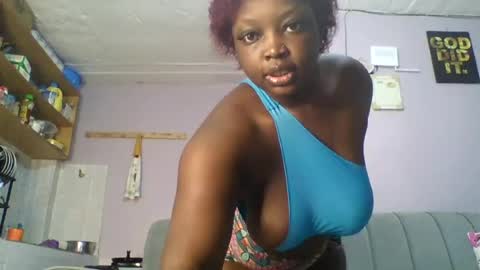 Snapshot of goldencurves_bunny chatting on July 16, 2026, 12:33 pm Bella online show from July 16, 2026, 12:33 pm
