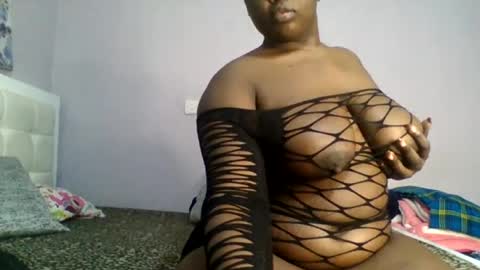 Snapshot of goldencurves_bunny chatting on July 31, 2026, 10:47 am Bella online show from July 31, 2026, 10:47 am