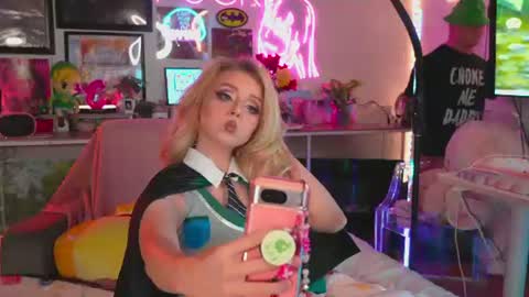Snapshot of goldengoddessxxx chatting on August 6, 2026, 9:17 pm Sammy online show from August 6, 2026, 9:17 pm