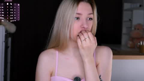 Snapshot of gossip__girl chatting on April 7, 2026, 1:39 am Luna online show from April 7, 2026, 1:39 am
