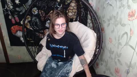 Lina online show from September 18, 2025, 1:35 pm