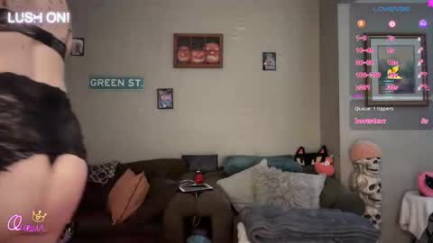 Snapshot of greenxxxqueen chatting on April 8, 2026, 10:32 pm SexQueen Nikki online show from April 8, 2026, 10:32 pm