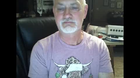 Snapshot of greystone844 chatting on January 22, 2025, 3:31 am David online show from January 22, 2025, 3:31 am