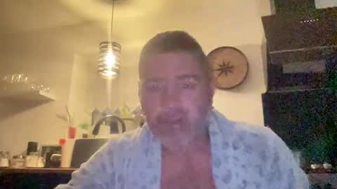 guil0 online show from October 30, 2025, 9:44 am