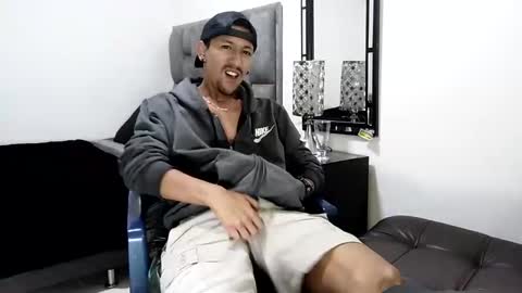 Snapshot of guykarim chatting on December 31, 2024, 11:31 am karim online show from December 31, 2024, 11:31 am