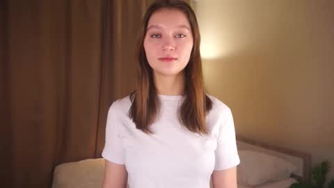 Snapshot of gwennielove chatting on December 17, 2025, 5:02 am Molly online show from December 17, 2025, 5:02 am