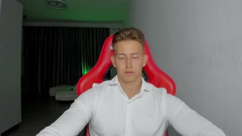 Oliver online show from November 6, 2025, 10:32 pm