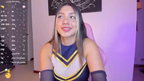 Snapshot of h3y_mia3 chatting on January 15, 2025, 1:23 am Paulina online show from January 15, 2025, 1:23 am