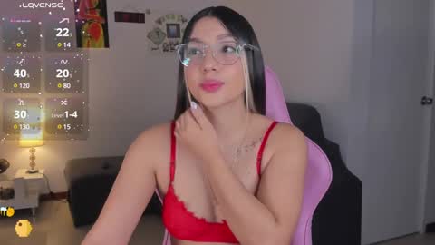 Snapshot of h3y_mia3 chatting on March 4, 2025, 7:08 am Paulina online show from March 4, 2025, 7:08 am