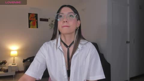 Snapshot of h3y_mia3 chatting on March 9, 2025, 5:44 am Paulina online show from March 9, 2025, 5:44 am