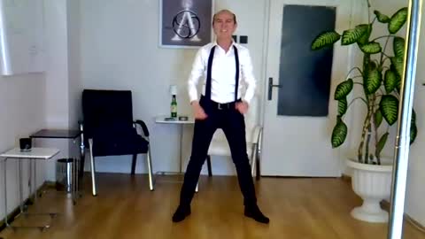 Snapshot of h_blackwood chatting on May 3, 2026, 5:30 pm H. Blackwood online show from May 3, 2026, 5:30 pm