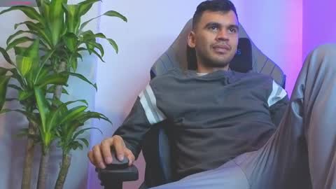 hamiltong12 online show from April 28, 2026, 12:53 am