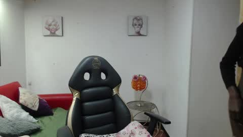 hanna_lamber online show from March 31, 2026, 11:21 am