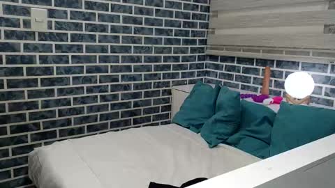 hanna_moons online show from April 9, 2026, 6:19 am