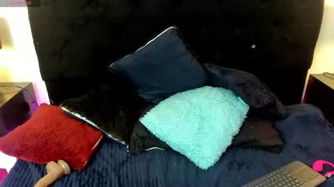 hanna_vell11 online show from June 24, 2026, 1:15 am