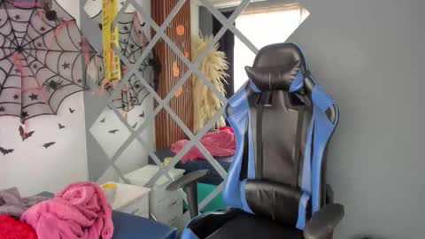 Snapshot of hannah_loverr chatting on November 4, 2025, 7:13 pm hannah online show from November 4, 2025, 7:13 pm