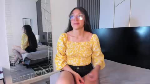 hannawen_ online show from May 3, 2026, 8:37 pm