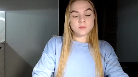 happy_fox_ online show from December 6, 2024, 10:30 pm