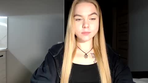 happy_fox_ online show from December 19, 2024, 10:42 pm